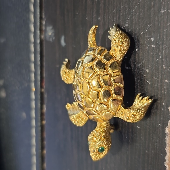 Gold tone turtle π’ brooch with emerald eyes. - Picture 3 of 5